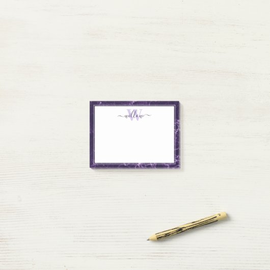 Monogram Paarse marmer Pattern Post-it Notes (Op bureau)