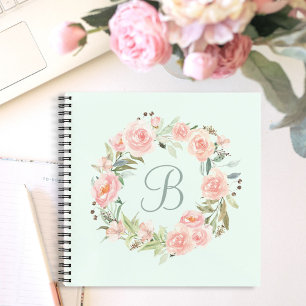 Monogram pastel roze bloem krans dagboek notitieboek