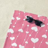 Monogram personaliseer roze witte harten strandlaken (In situ)