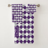 Monogram Plum Paars, Grey en White Quatrefoil Bad Handdoek (Insitu)