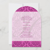 Monogram Raspberry Pink Damask Wedding Uitnodiging (Voorkant)