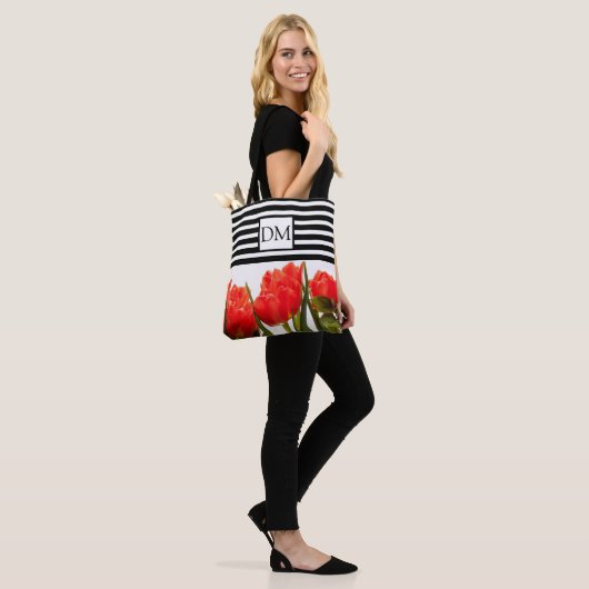 Monogram Red Tulips met zwarte Stripes Canvas tas (Op model)