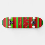 Monogram, rode draak op groen metaaleffect skateboard (Horizontaal)