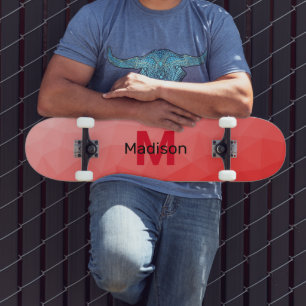 Monogram rood verloop geometrisch maaspatroon skateboard