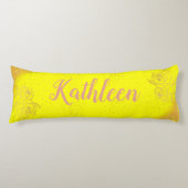 Monogram Roos Goud Roze Rozen op Geel | Lichaamskussen (Voorkant)