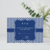 Monogram Royal Blue Chevron Pattern Wedding RSVP Kaartje (Staand voorkant)