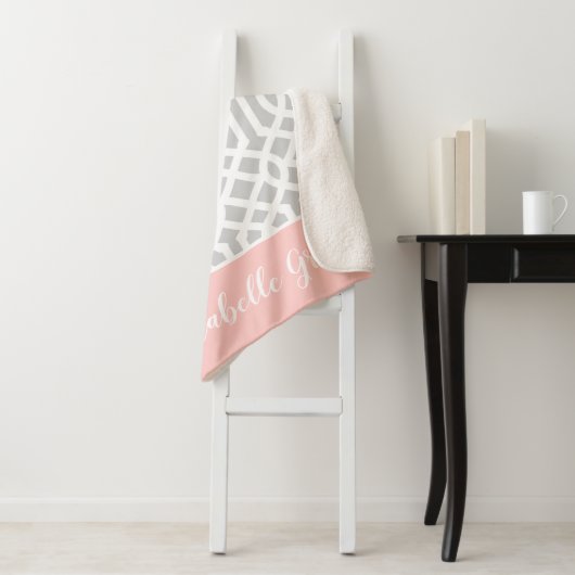 Monogram roze en grijze Trellis | bewerkbare kleur Sherpa Deken (In situ)