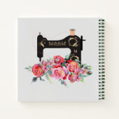 Monogram roze Floral naaimachine Notitieboek (Achterkant)