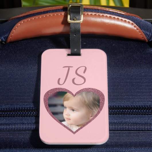 Monogram Roze Harten Aangepaste Kinder Foto Bagagelabel (Voorkant Insitu 2)