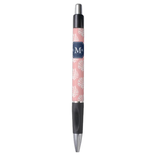 Monogram roze koraalrif pen (Voorkant Verticaal)