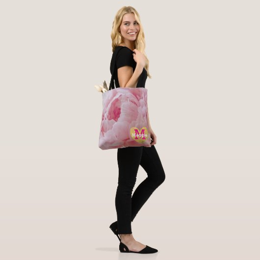 Monogram Roze Pioen Bruiloft Party Canvas tas (Op model)