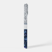 Monogram Silver Dark Blue Glitter Trendy Chic iPhone 15 Hoesje (Rechterkant)