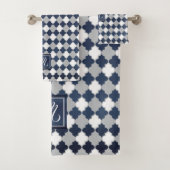 Monogram Slate Blue, Grijs en Wit Quatrefoil Bad Handdoek (Insitu)