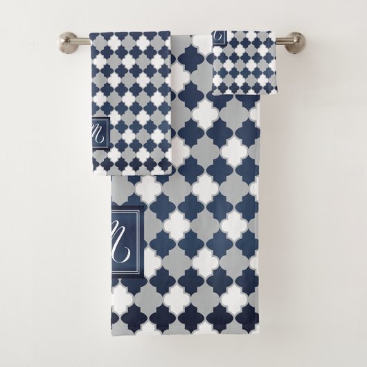 Monogram Slate Blue, Grijs en Wit Quatrefoil Bad Handdoek (Insitu)