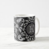 Monogram Spooky Skulls Abstract zwart-wit Koffiemok (Voorkant rechts)
