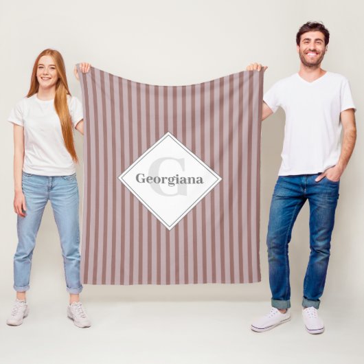 Monogram warme neutrale bruine en beige strepen fleece deken (In situ)