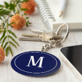Monogram White op Navy Blue Sleutelhanger (Zijkant)