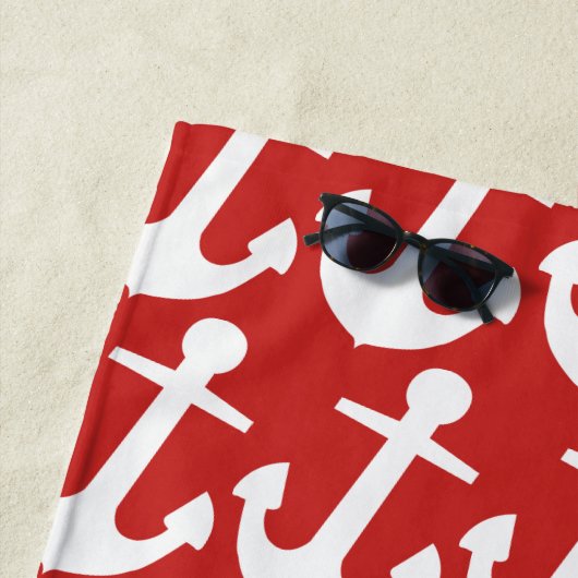 Monogram, Wit Nautisch Anker Patroon op Rood Strandlaken (In situ)