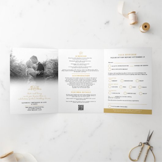 Monogram witgouden kroon bruiloft maaltijd optie R Drieluik Uitnodiging (Binnen)