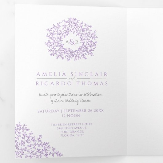 Monogram witte paarse bladeren bruiloft helemaal i drieluik uitnodiging (Binnenzijde eerst)