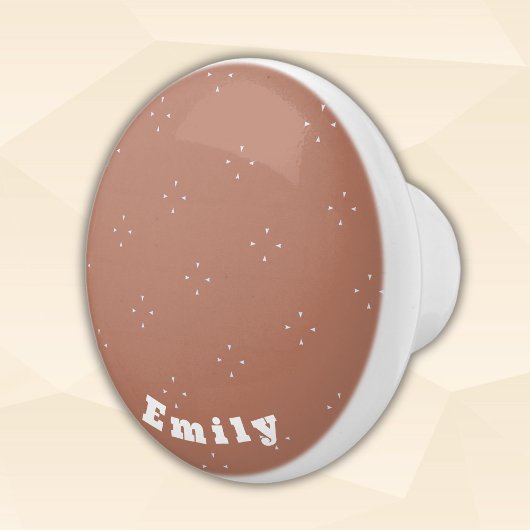Monogram witte pijl op mocha mousse achtergrond | keramische knop