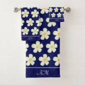 Monogram & Witte Plumeria Bloemen op Navy Blue Bad Handdoek (Insitu)