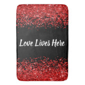 Monogram - Witte tekst op zwart met rode glitter | Badmat (Voorkant Verticaal)