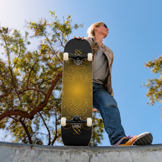 Monogram zwart en goud met decoratieve elementen skateboard (Buiten 1)