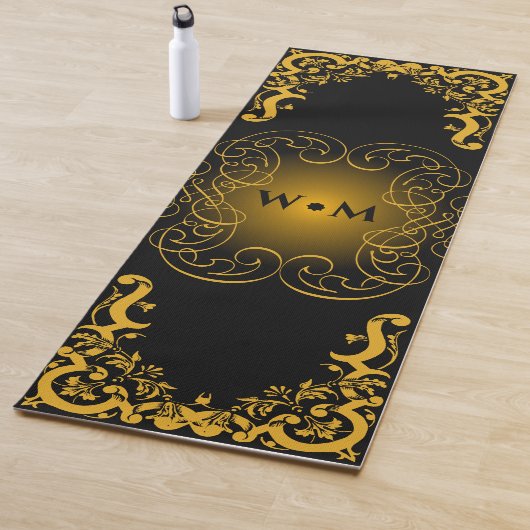 Monogram zwart en goud met decoratieve elementen yogamat (In situ)