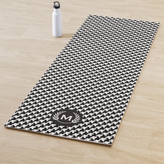 Monogram. Zwart en wit Houndstooth Pattern. Yogamat (In situ)