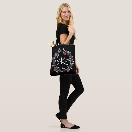 Monogram zwart en wit roze Floral Wreate Draagtas (Op model)