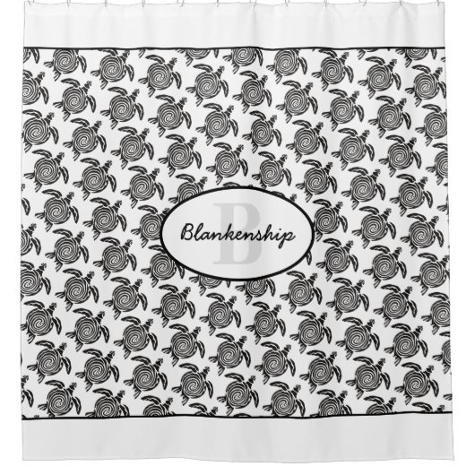 Monogram zwart tribaal draaipatroon over wit douchegordijn (Voorkant)