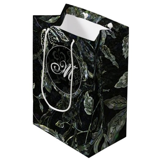 Monogram Zwart-wit Floral GIft Bag Medium Cadeauzakje (Voorkant Gekanteld)