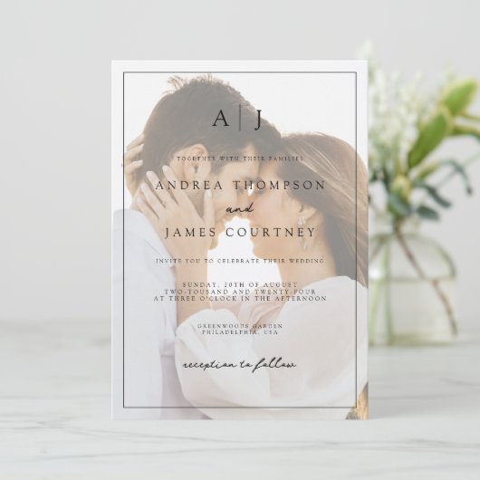 Monogram Zwart-wit Foto Overlay Bruiloft Kaart (Staand voorkant)