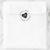 Monogram zwart wit liefde hart . bruiloft ronde sticker (Tas)