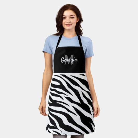 Monogram zwart-wit zebrastrepen schort (Gedragen)