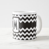 Monogram zwarte en witte Chevrons Jumbo Mok (Voorkant rechts)