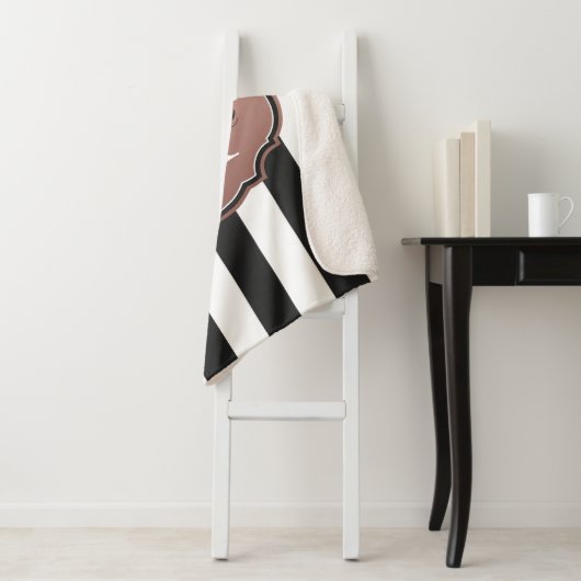 Monogram zwarte en witte strepen sherpa deken (In situ)