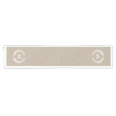 Monogramed Elegant Beige Faux Linnen & Witte Krans Korte Tafelloper (Horizontaal)