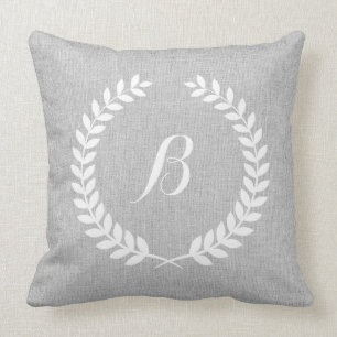Monogramed licht grijs linnen & witte bloemenkrans kussen