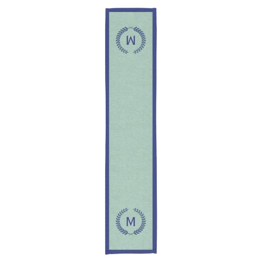 Monogramed Mint-Green Faux Linen Blue Wreath Korte Tafelloper (Voorkant)