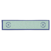 Monogramed Mint-Green Faux Linen Blue Wreath Korte Tafelloper (Horizontaal)