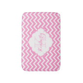 Monogramed roze en wit zigzagchevron badmat (Voorkant Verticaal)