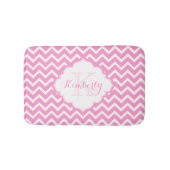 Monogramed roze en wit zigzagchevron badmat (Voorkant)