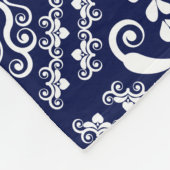 Monogramed White Floral Damkers & Blue Background Fleece Deken (Hoek)