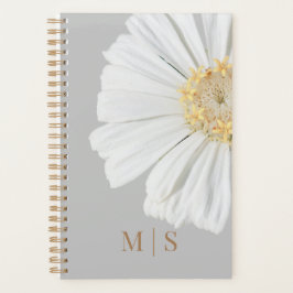 Monogramed witte wilde bloem op stoffig blauw planner
