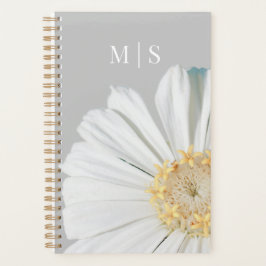 Monogramed witte wilde bloem op stoffig blauw planner