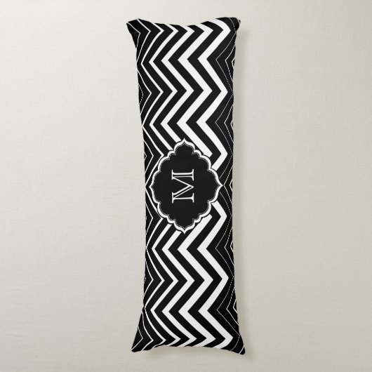 Monogramed zwart-wit zigzagchevron lichaamskussen (Voorkant Verticaal)