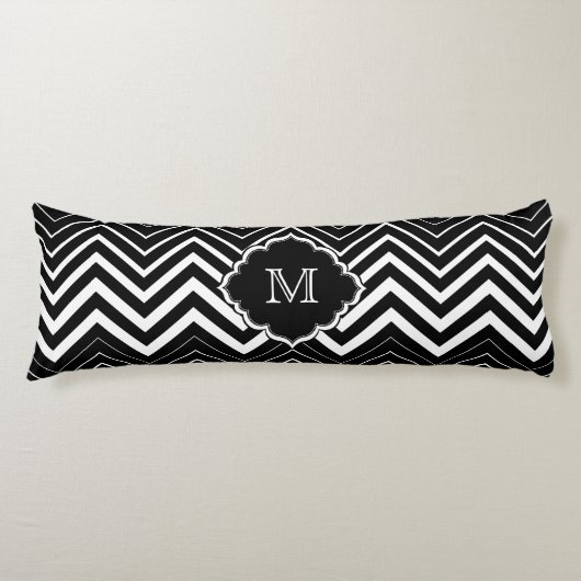 Monogramed zwart-wit zigzagchevron lichaamskussen (Voorkant)