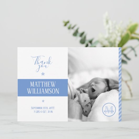 Monogramkaart geboortebevestiging foto-sjabloon aankondiging (Staand voorkant)
